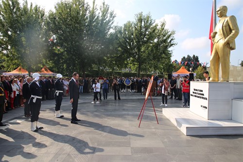 Kaymakamımız Turan Bedirhanoğlu ve İlçe Protokolünün Katılımı ile 30 Ağustos Zafer Bayramı Münasebetiyle Çelenk Koyma Töreni Düzenlendi