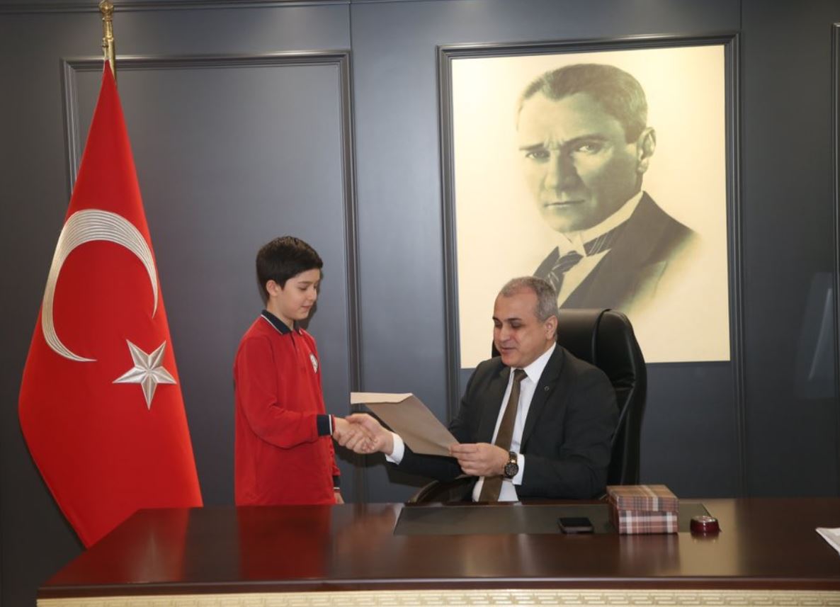Sultan Alparslan İlkokulu Okul Müdürü, okul öğretmenleri Kaymakamımız Mustafa ANTEPLİOĞLU’nu ziyaret etti. 