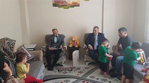 Kaymakamımız Mustafa ANTEPLİOĞLU, ilçemizde oturan ailelerimizin evlerine misafir olmaya devam ediyor. 