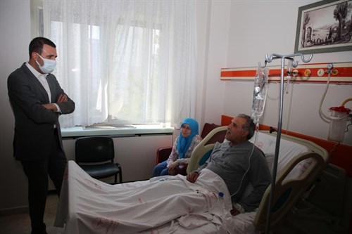 Kurban Bayramını Hastanelerde Geçiren Vatandaşlarımıza ve Sağlıkçılarımıza Kaymakamımız Turan Bedirhanoğlu Tarafından Bayram Ziyareti Gerçekleştirildi